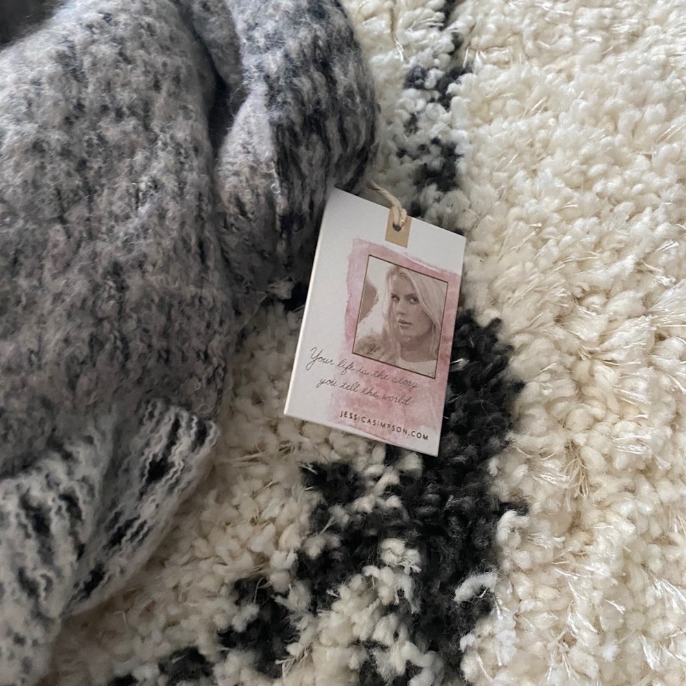 Jessica Simpson Infinity Scarf - Picture 3 of 4